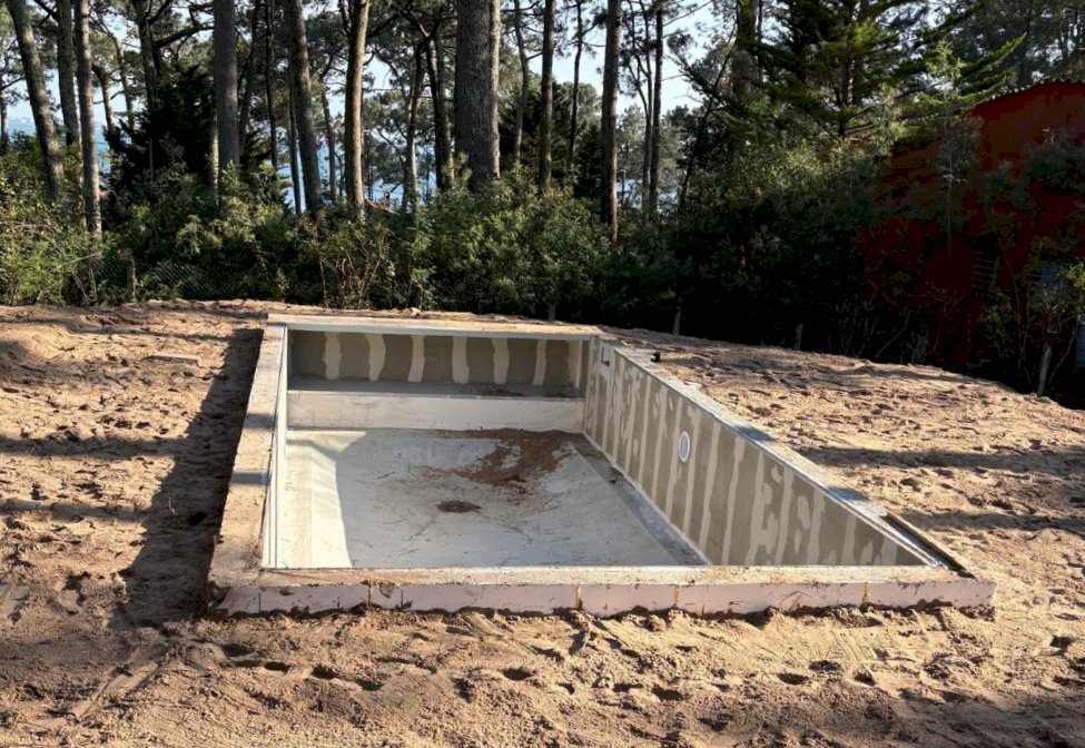Construction d'une piscine classique en béton par Le Bassin Bleu